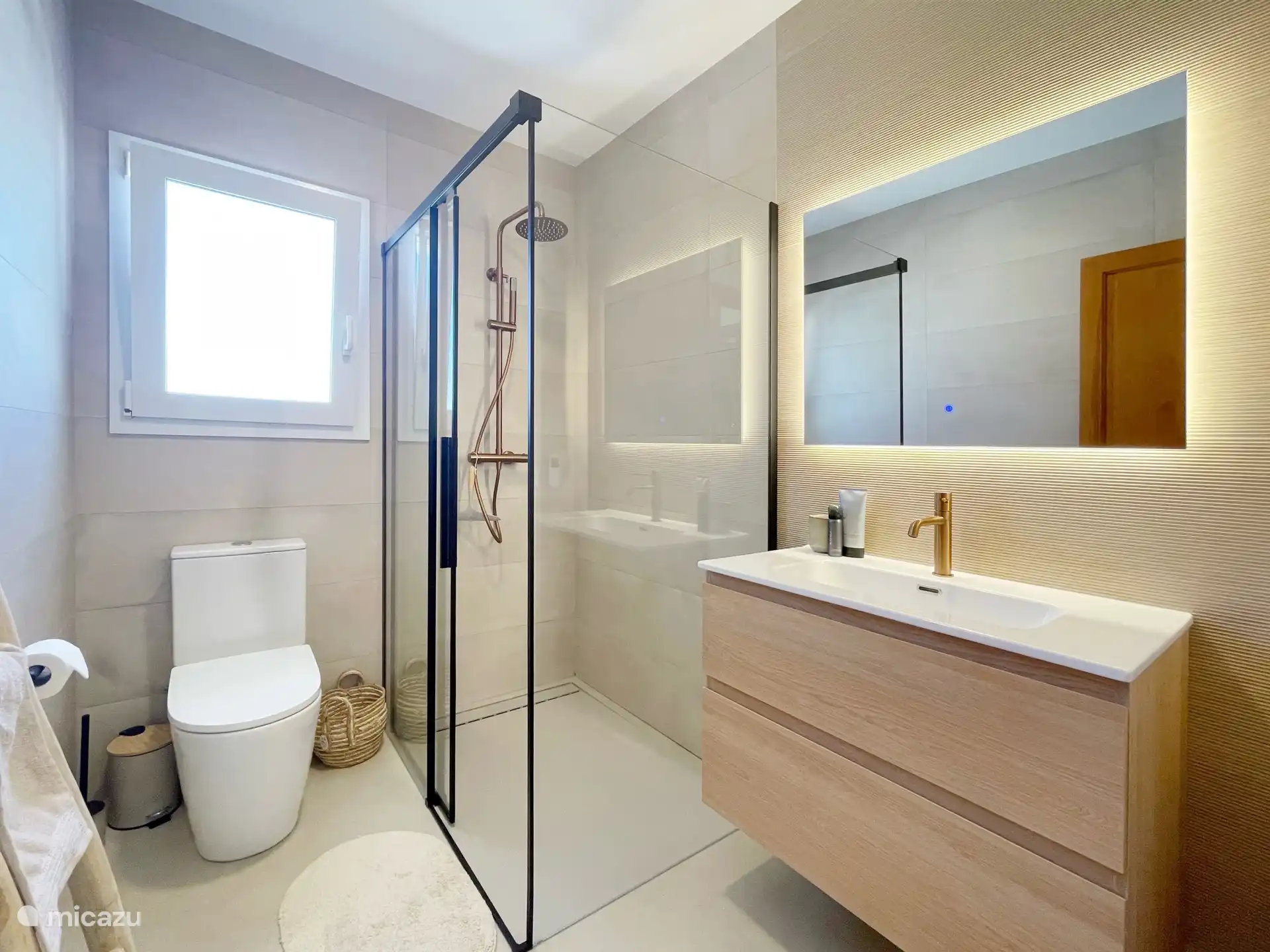 salle de bain 2 avec douche à l’italienne, lavabo, toilettes et chauffage