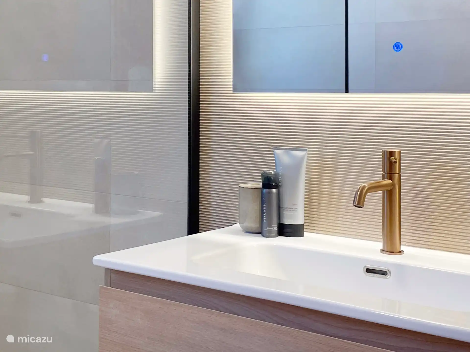 salle de bain 2 avec douche à l’italienne, lavabo, toilettes et chauffage