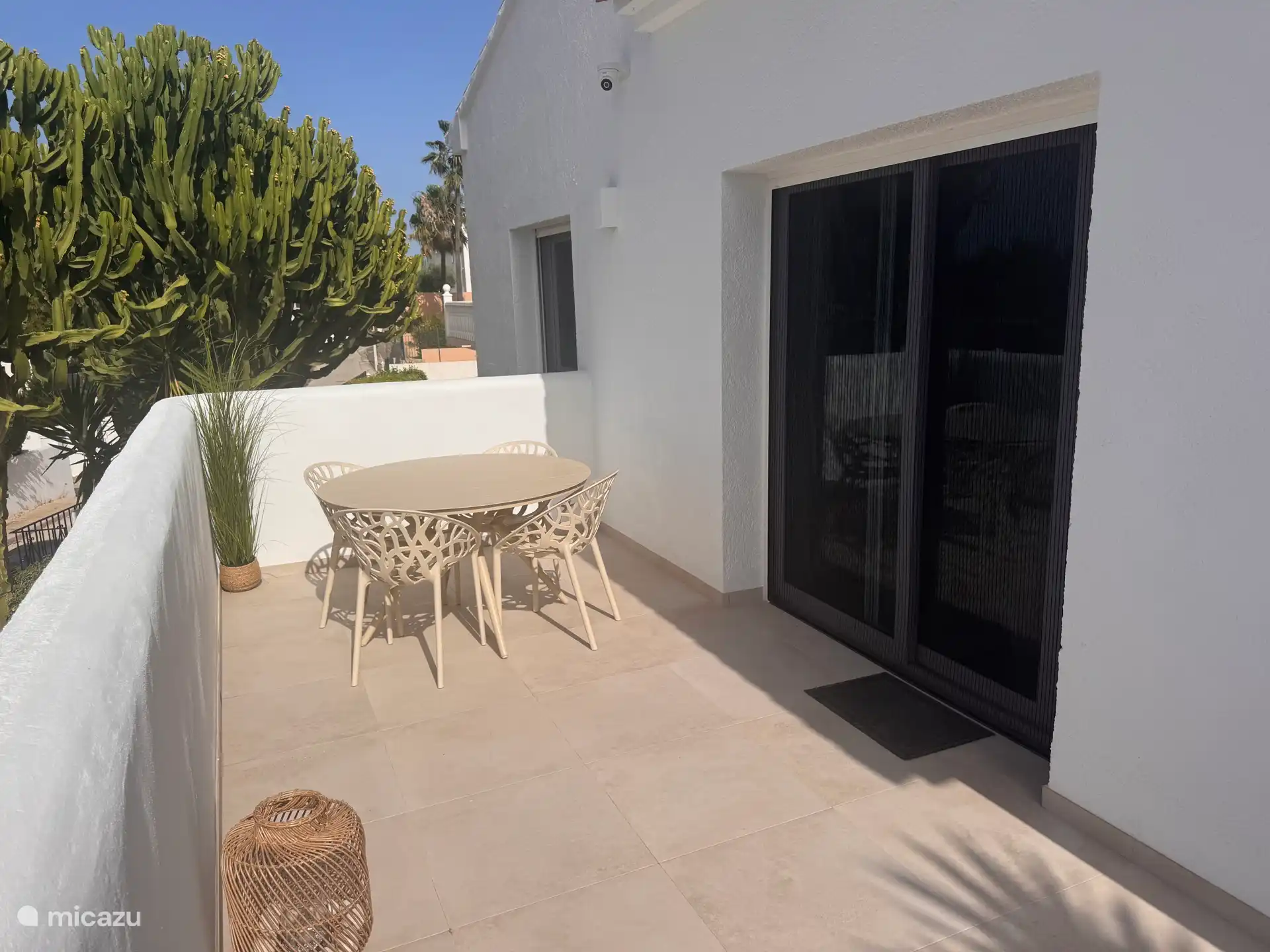 ein geräumiger Balkon mit rundem Sitz mit Blick auf Teulada und den Montgo 