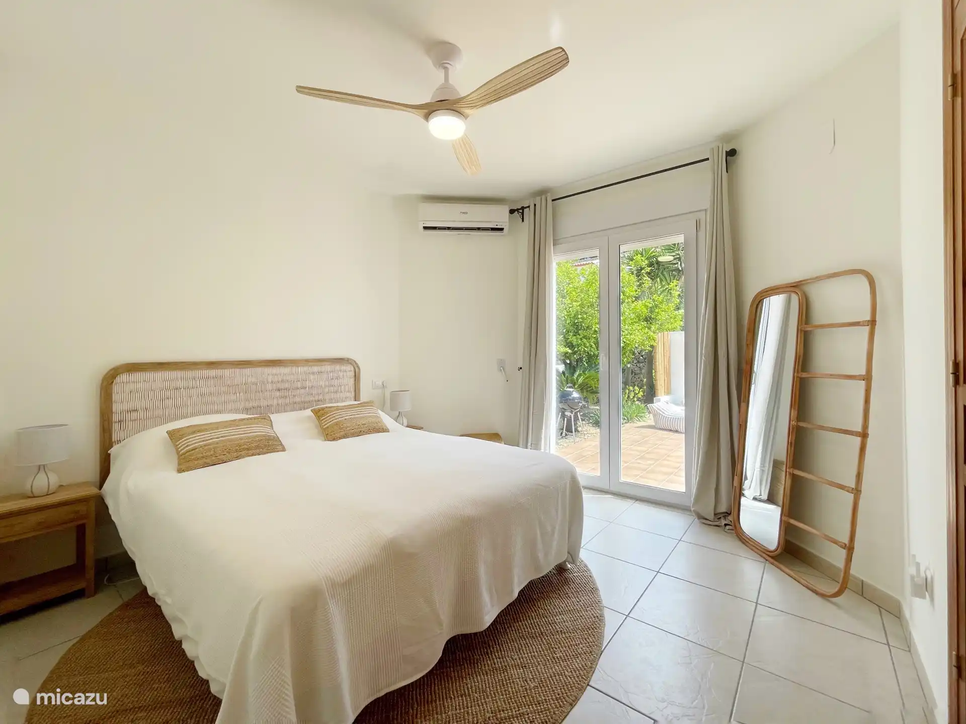 Chambre spacieuse avec lit double, matelas confortables et placard spacieux