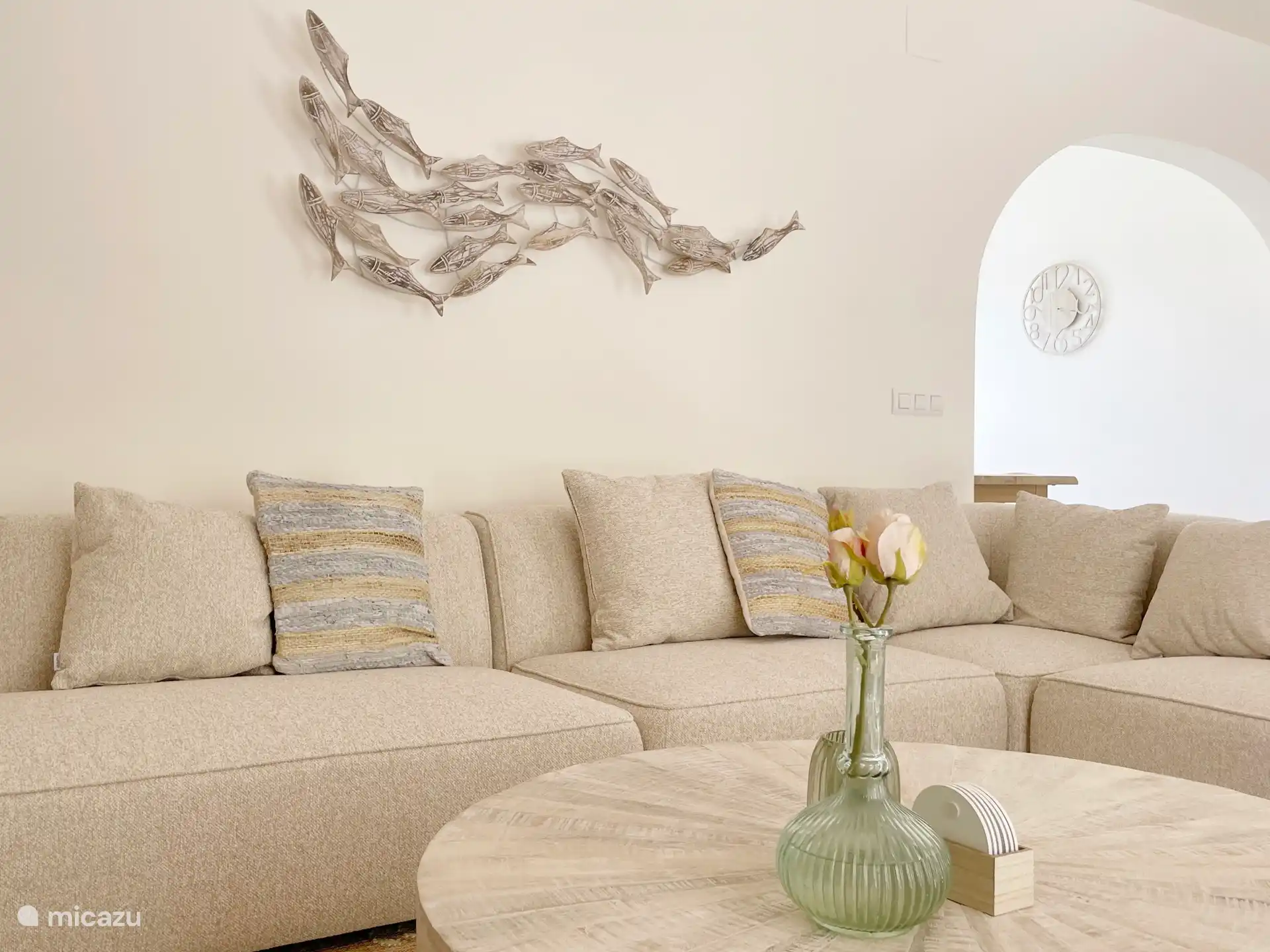 canapé d’angle très spacieux et confortable dans le salon 
