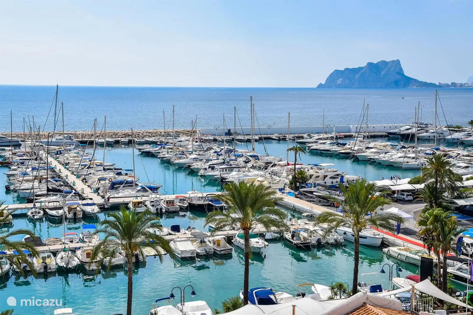 the port of Moraira with restaurants, terraces and every Friday the weekly market from 9-14