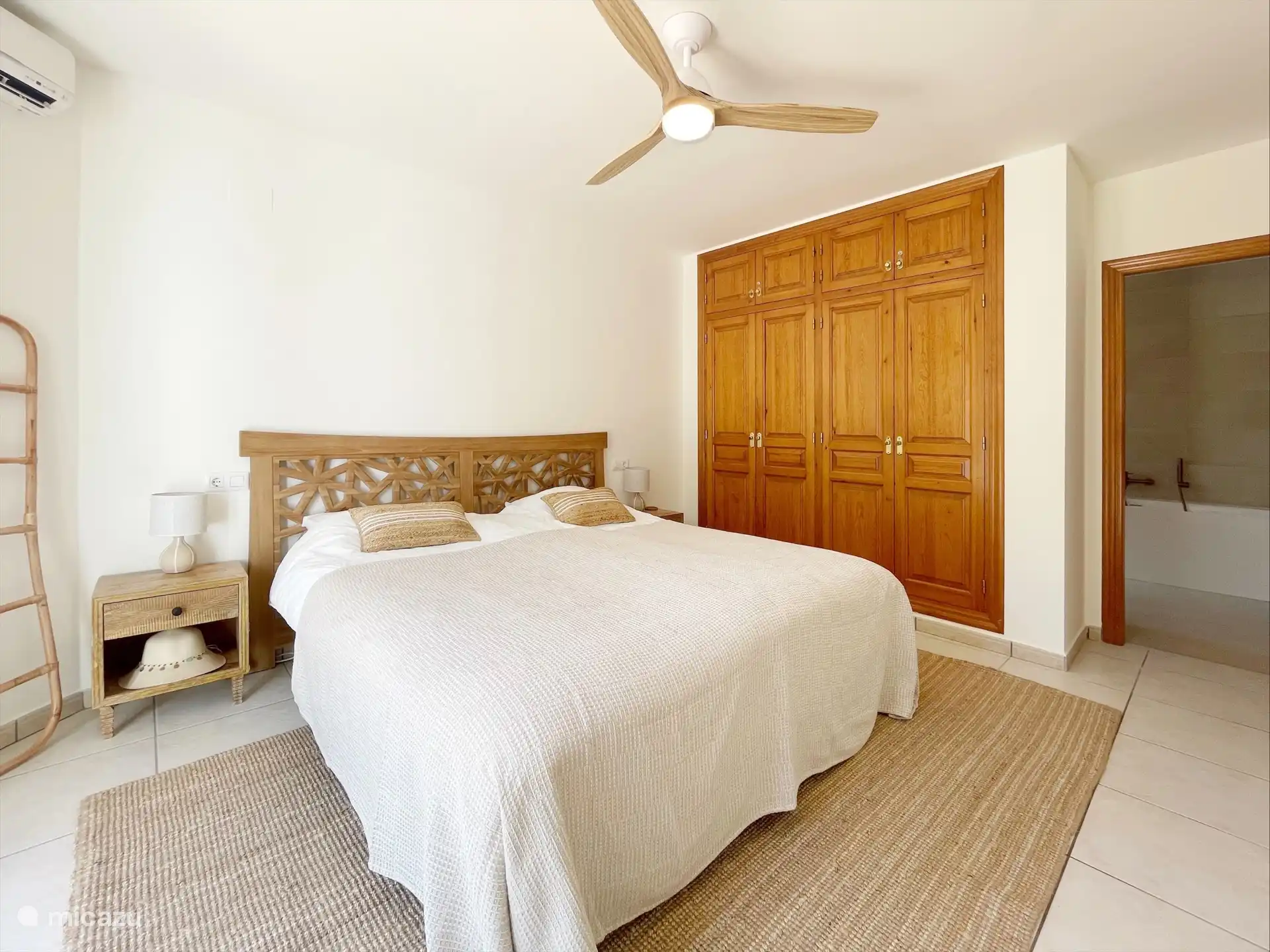 Chambre principale avec salle de bain attenante dans l’aile droite