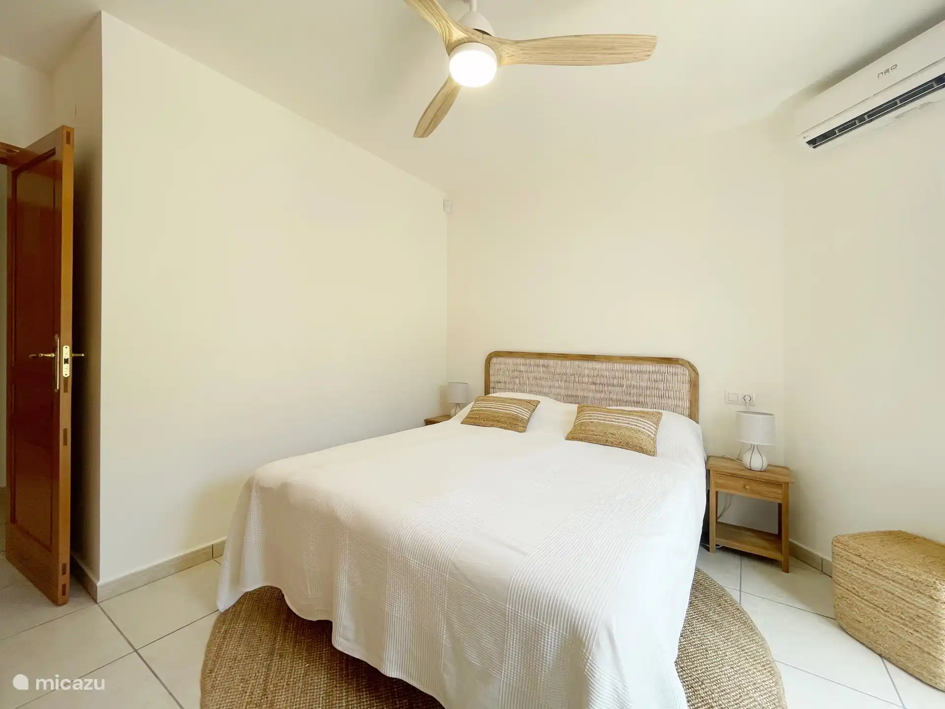 chambre spacieuse avec lit double 160X200 à côté de la salle de bain 