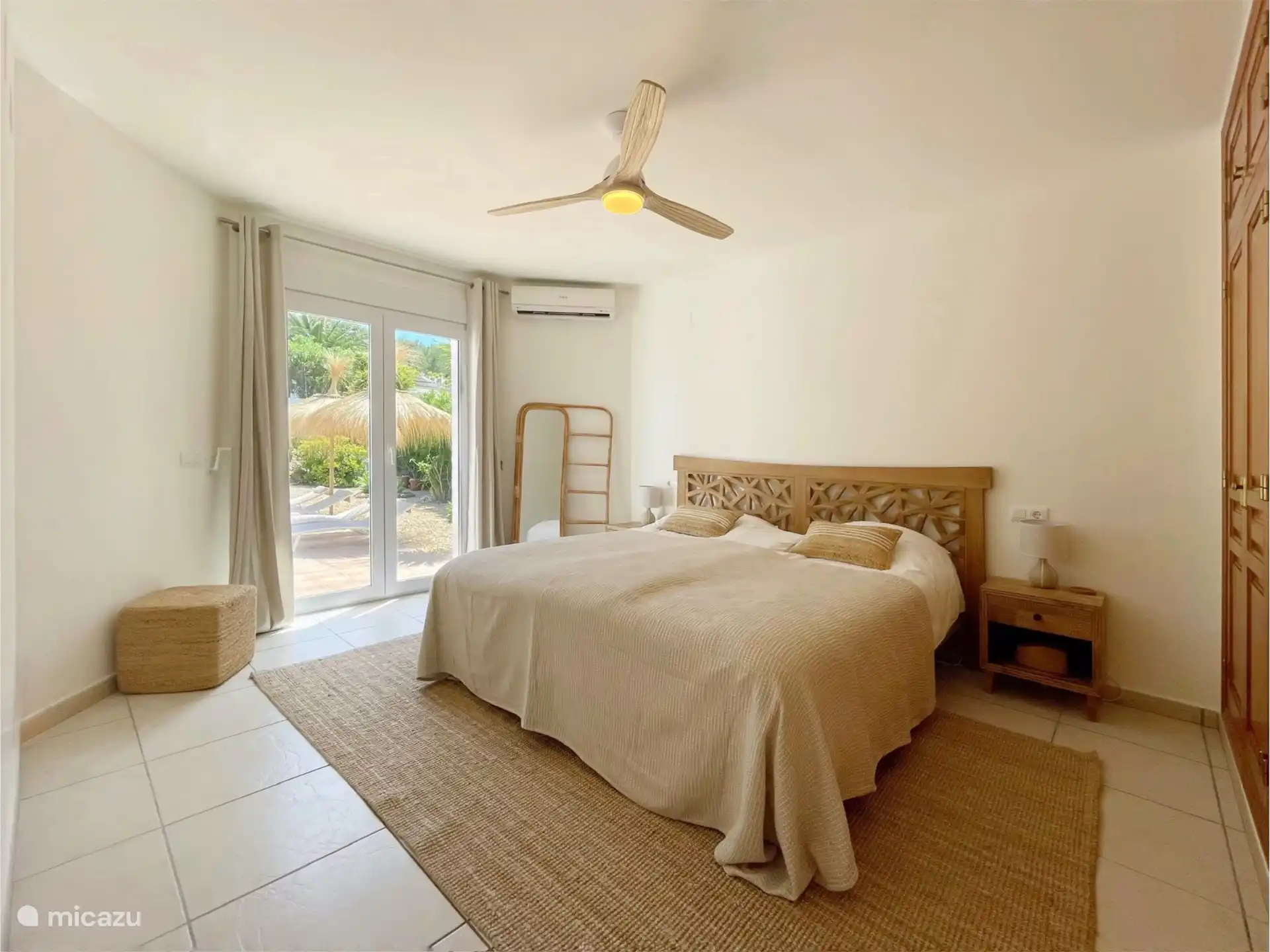 Chambre principale spacieuse avec salle de bain attenante et lit 180X200