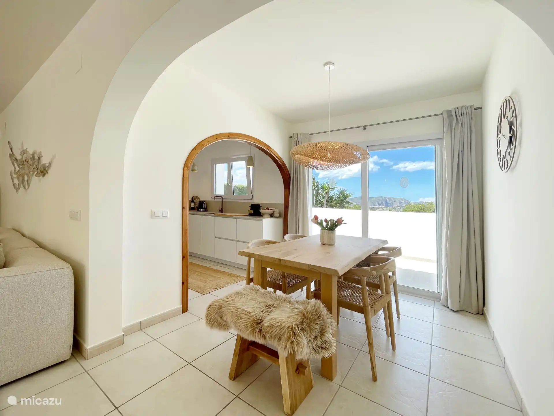 Salle à manger attrayante entre le salon et la cuisine