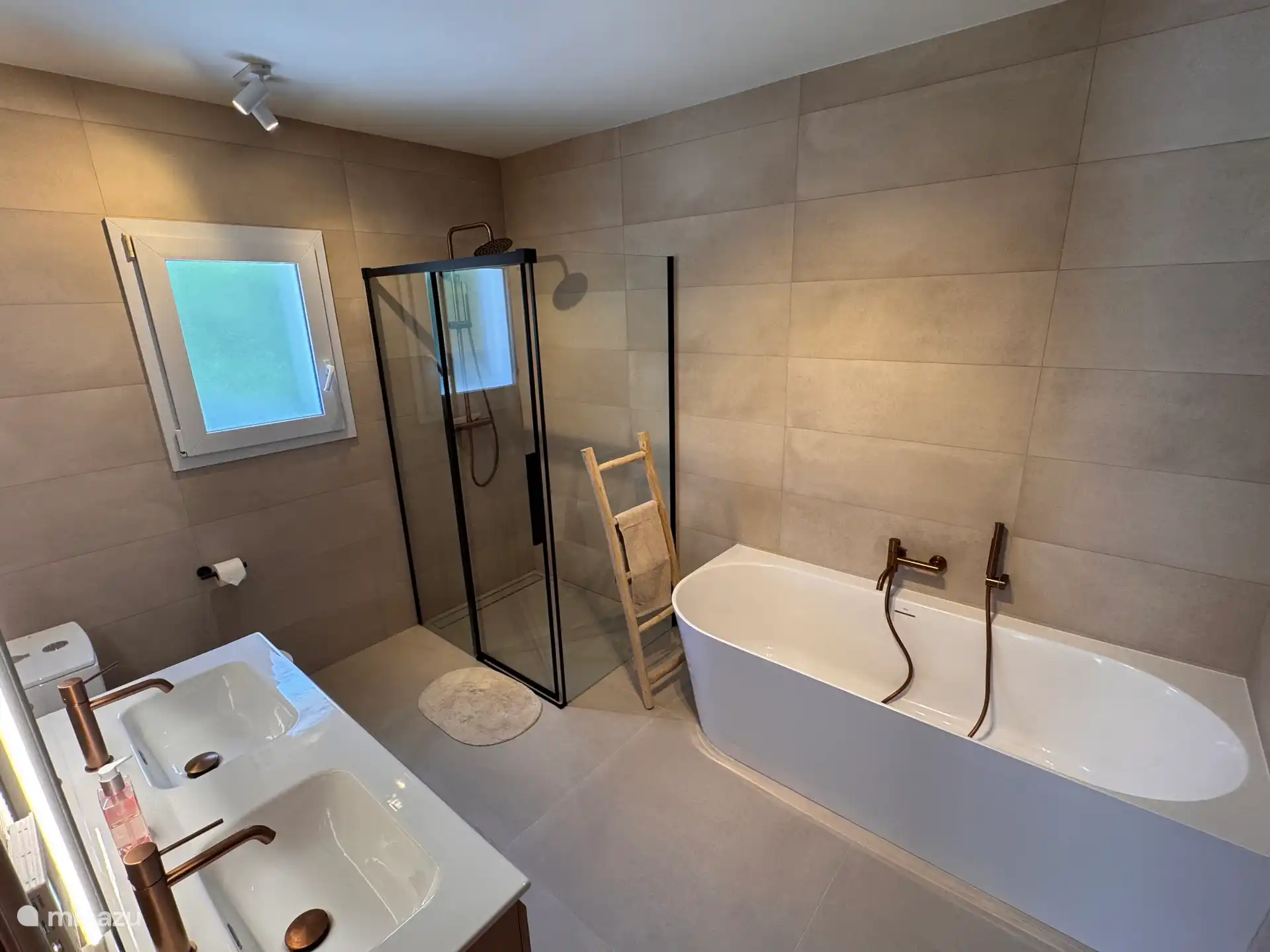 salle de bain attenante luxueuse avec baignoire et chauffage par le sol