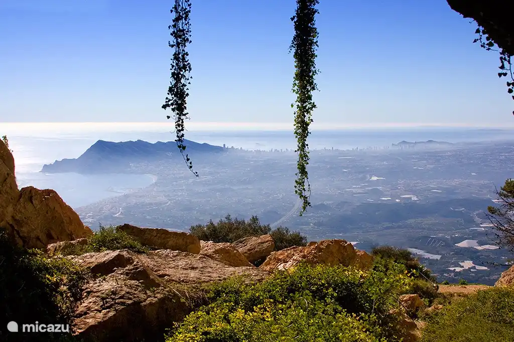 Schöne Aussicht von der Sierra de Bernia auf der Costa Blanca nach einem sportlichen Spaziergang