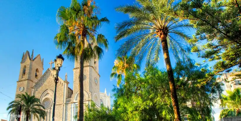 Die Kirche in Benissa vom Dorfplatz, ein schönes valencianisches Dorf, in dem Leben langsam stattfindet