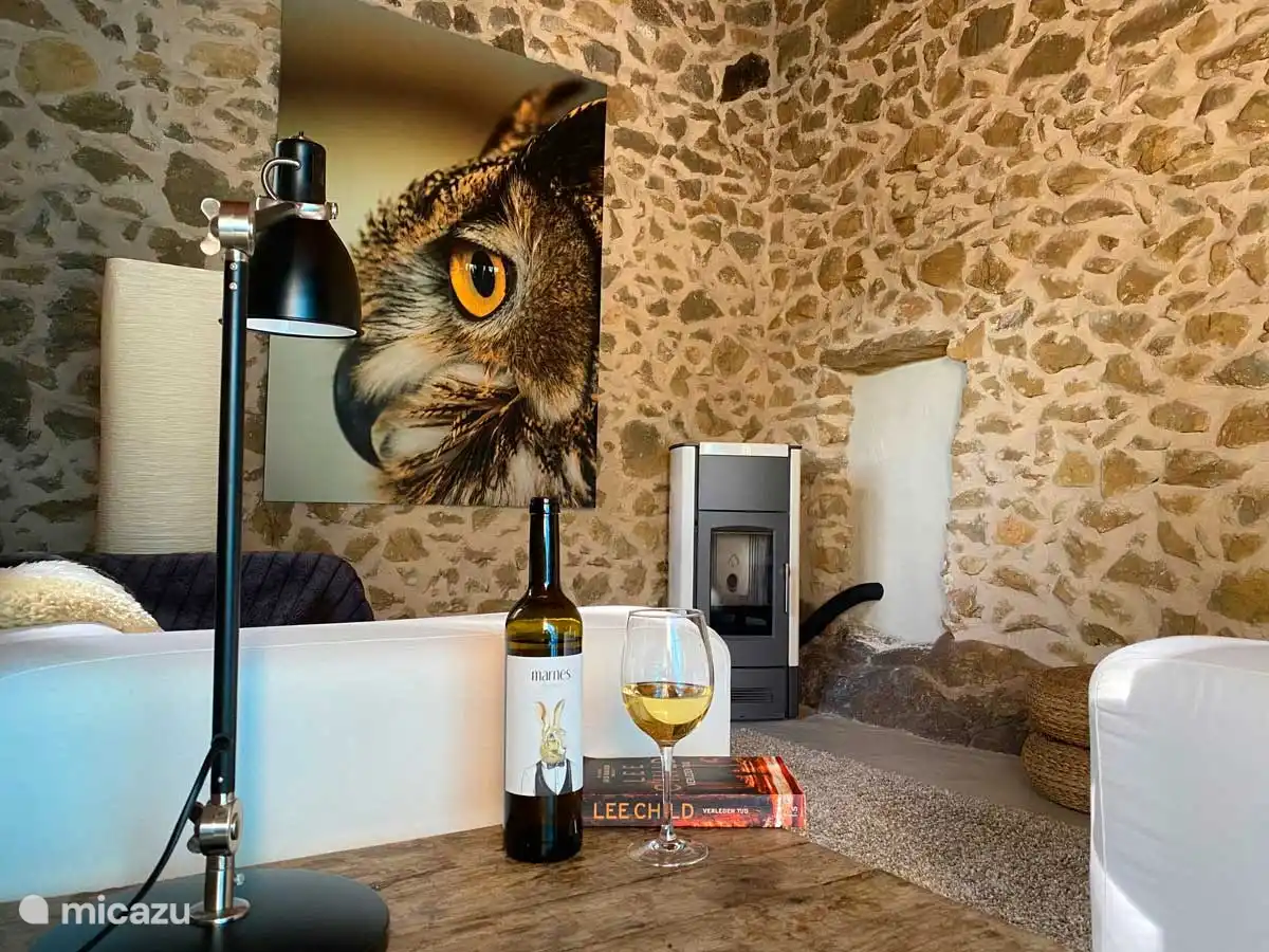 Wohnzimmer Naturhaus La Ruina, mit Pelletofen für die kälteren Monate