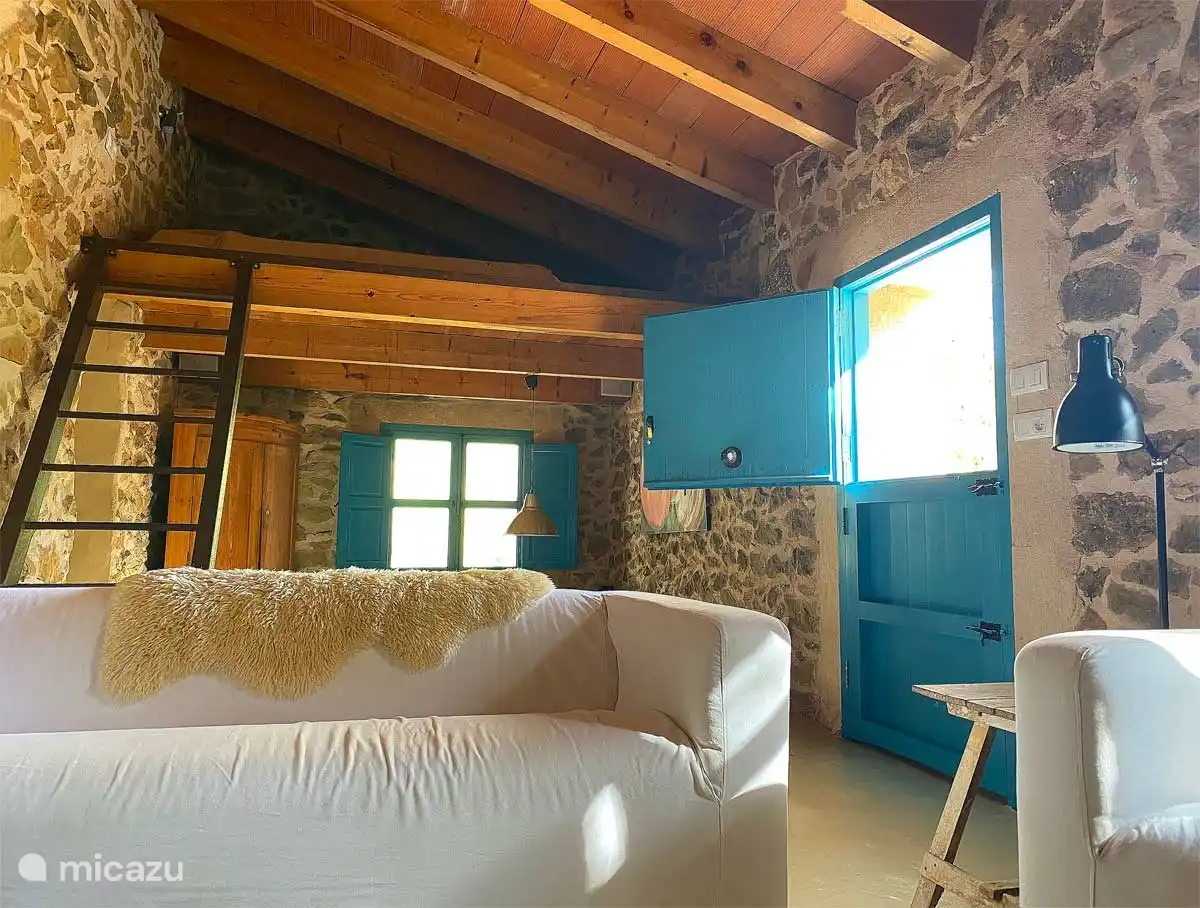 Das Esszimmer mit dem Schlafboden darüber und der Haustür rechts