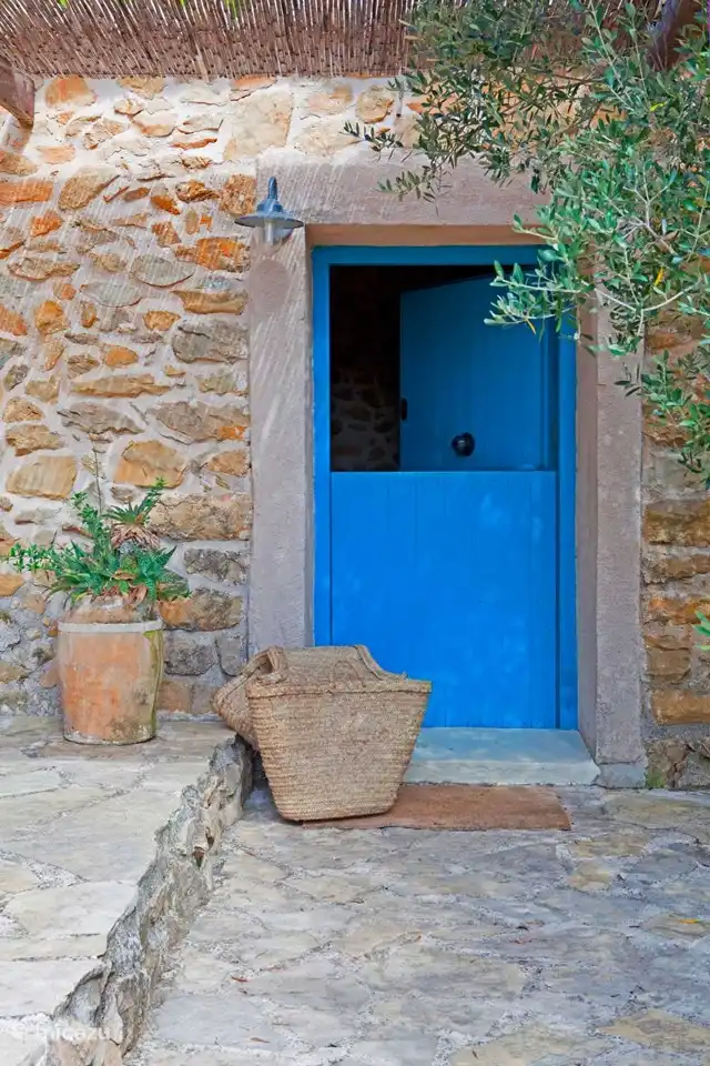 Dies ist die Eingangstür des Naturhauses La Ruina