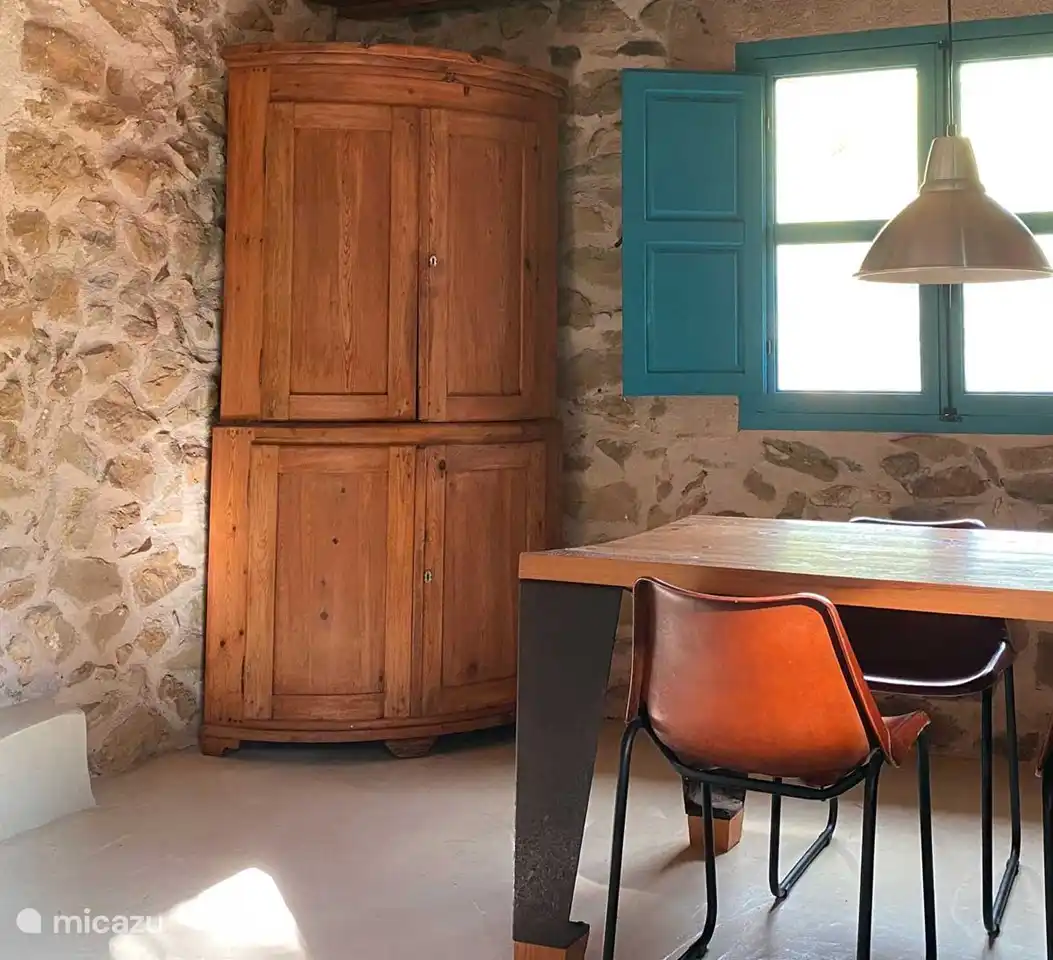 Der Essbereich mit spanischem antikem Eckschrank