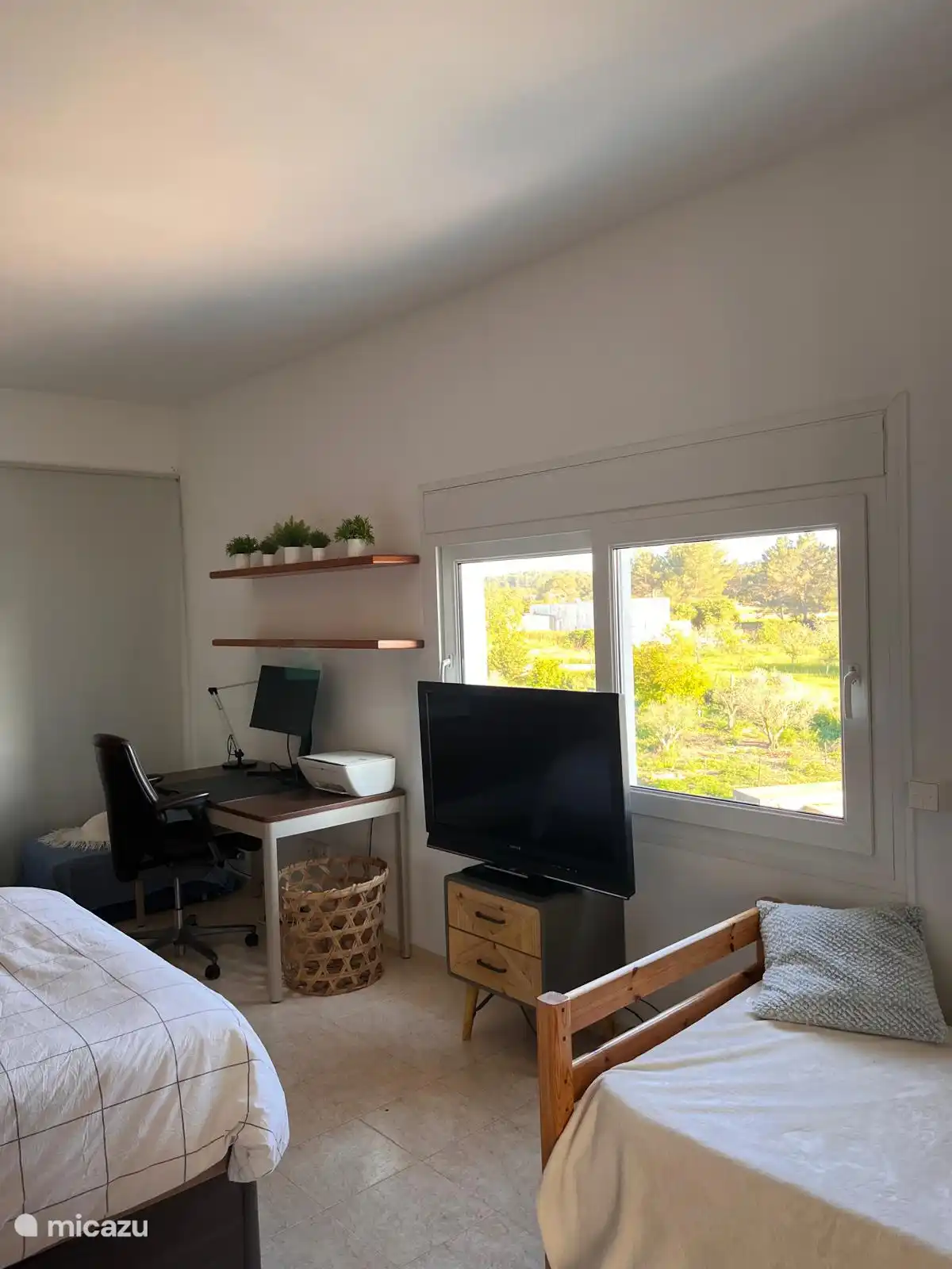 slaapkamer 1 met tv en werkplek
