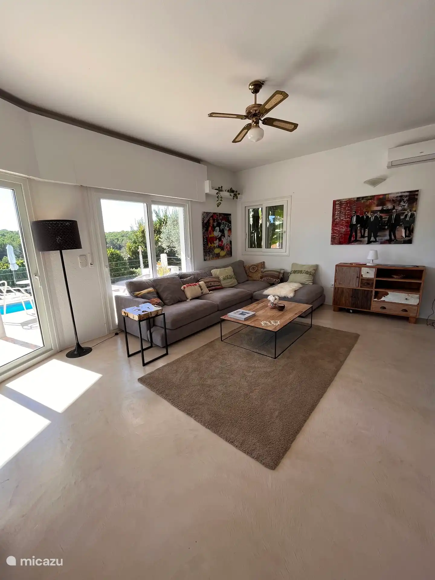 Woonkamer beneden met open haard en nog een extra zitje