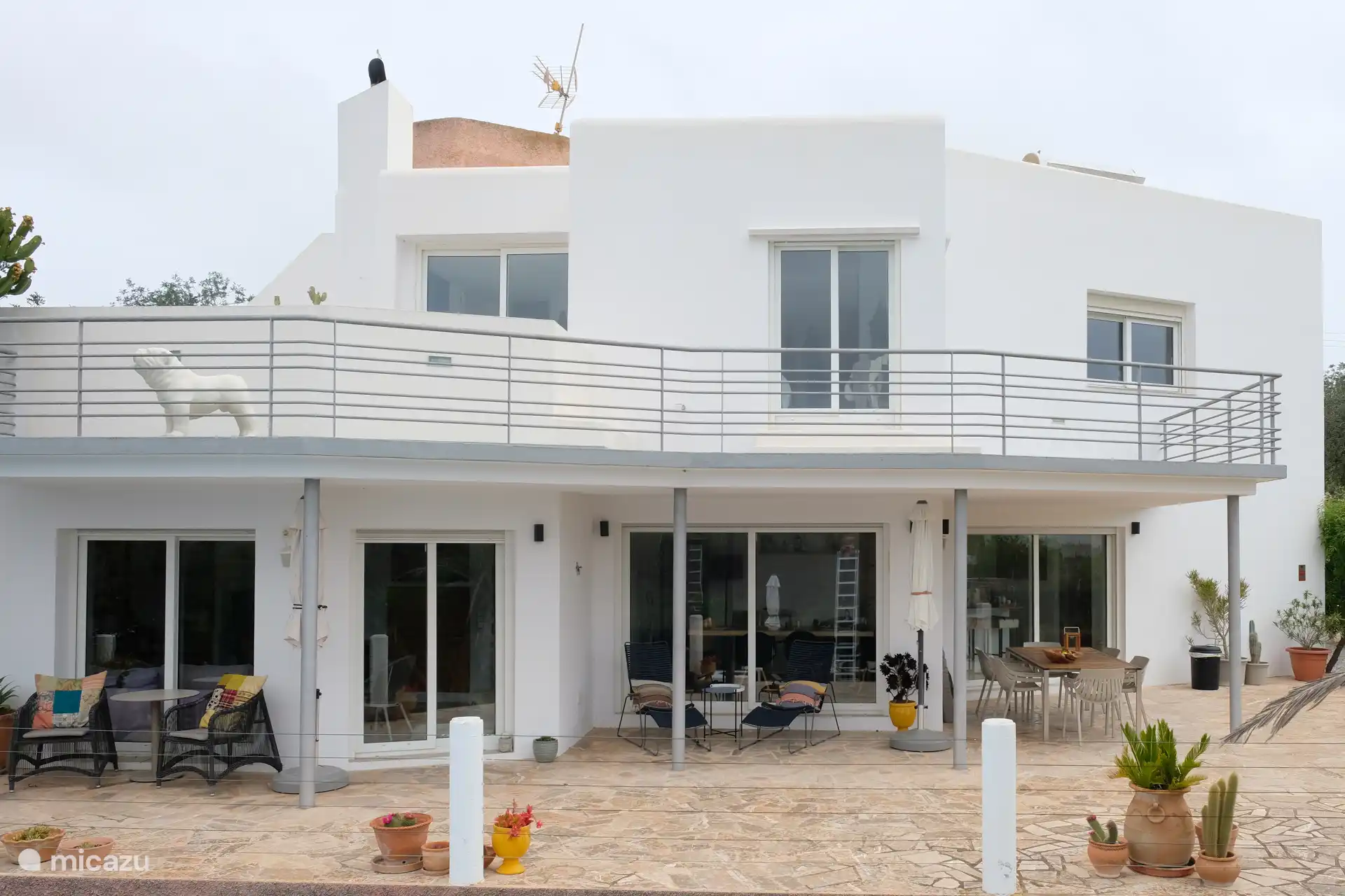 voorkant huis met groot terras