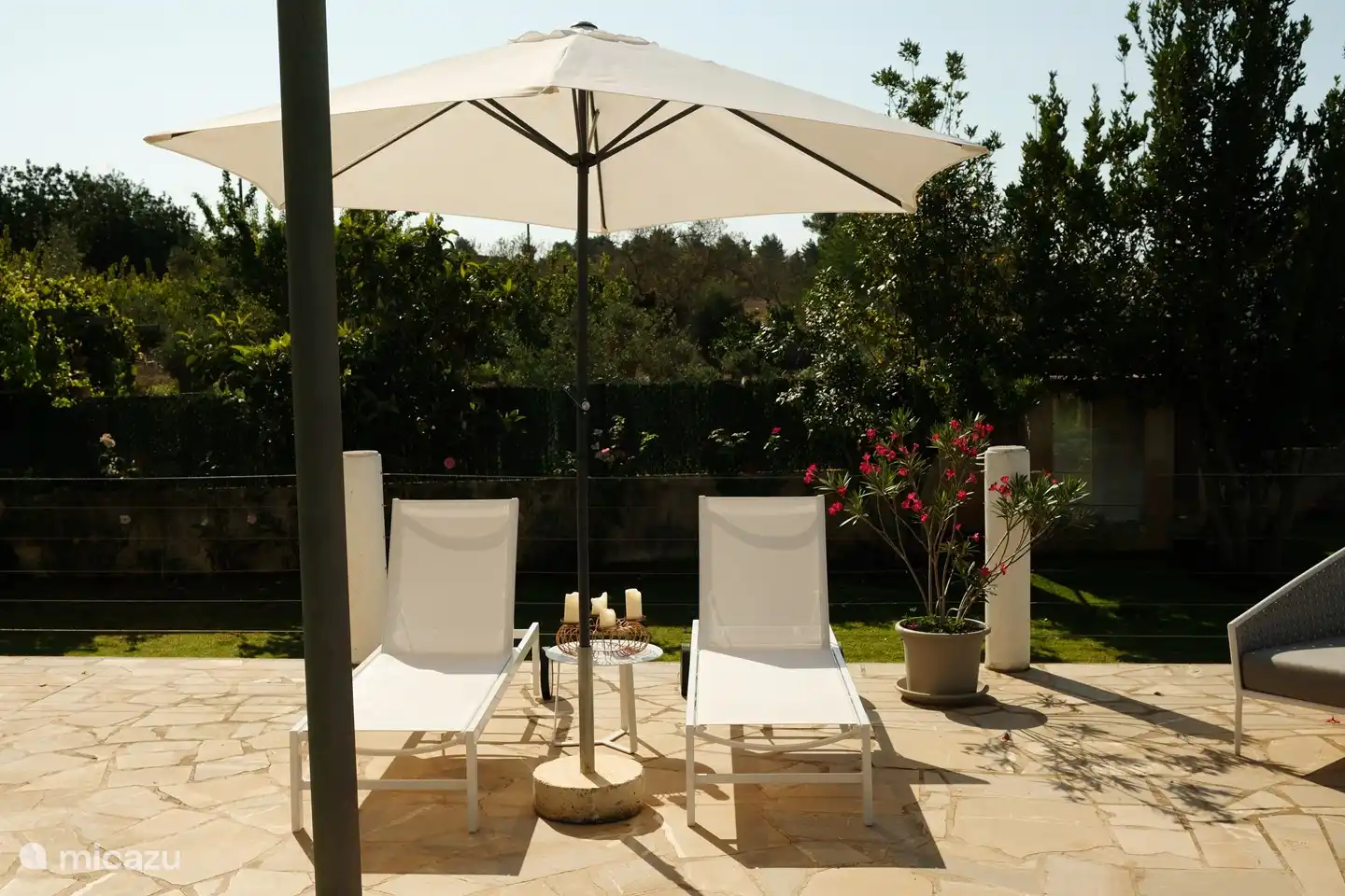 zonnebedden op het terras (met wielen)