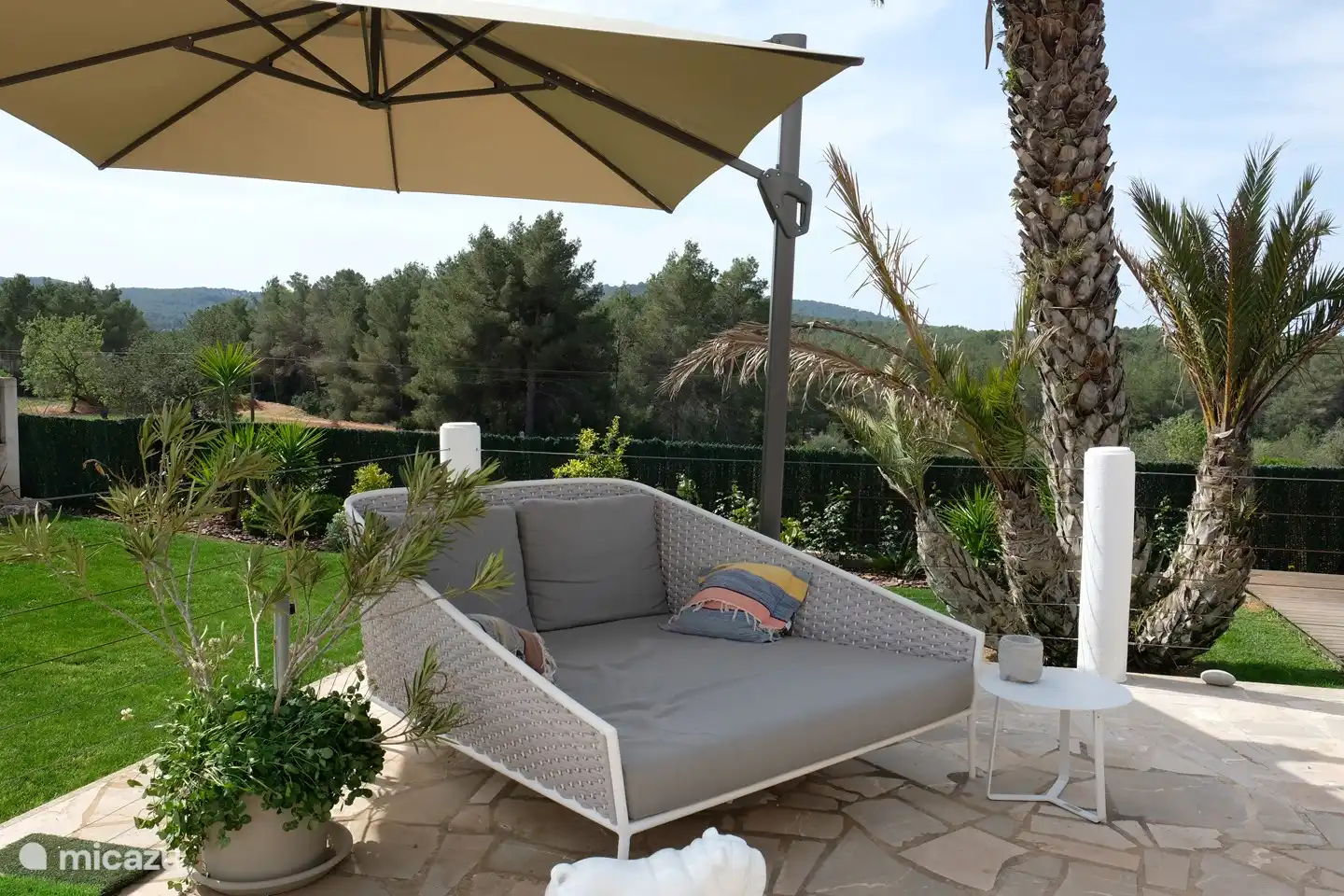 een plek om de hele dag op door te brengen met een grote draaibare parasol!