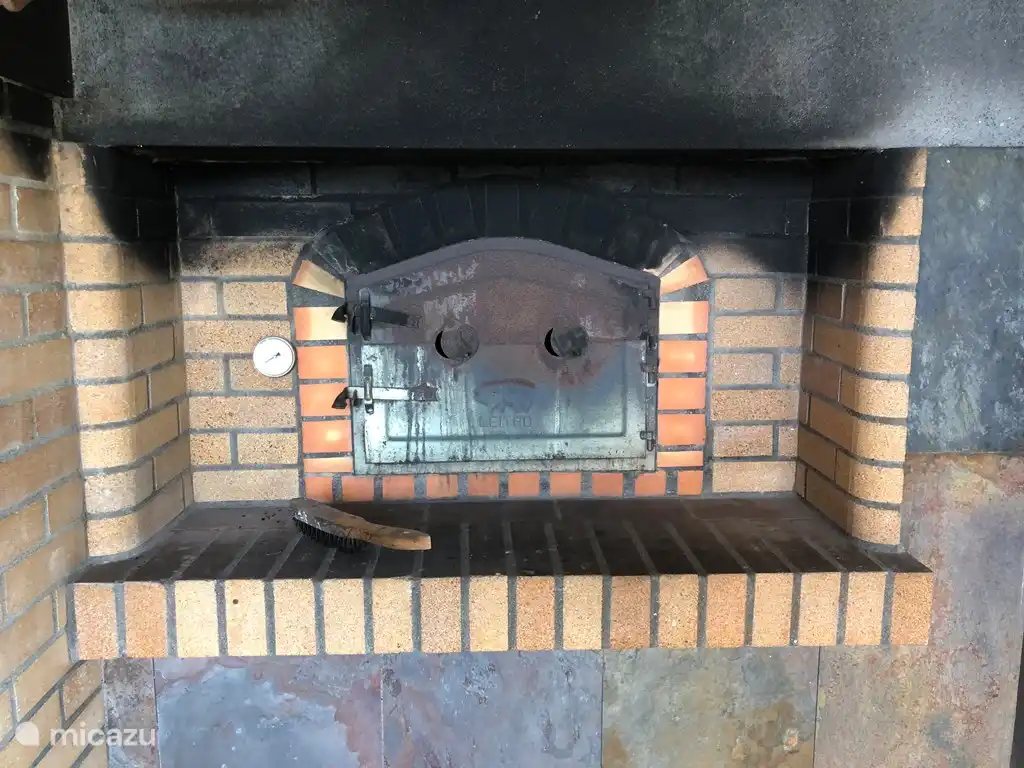 stenen pizza houtoven in de buitenkeuken