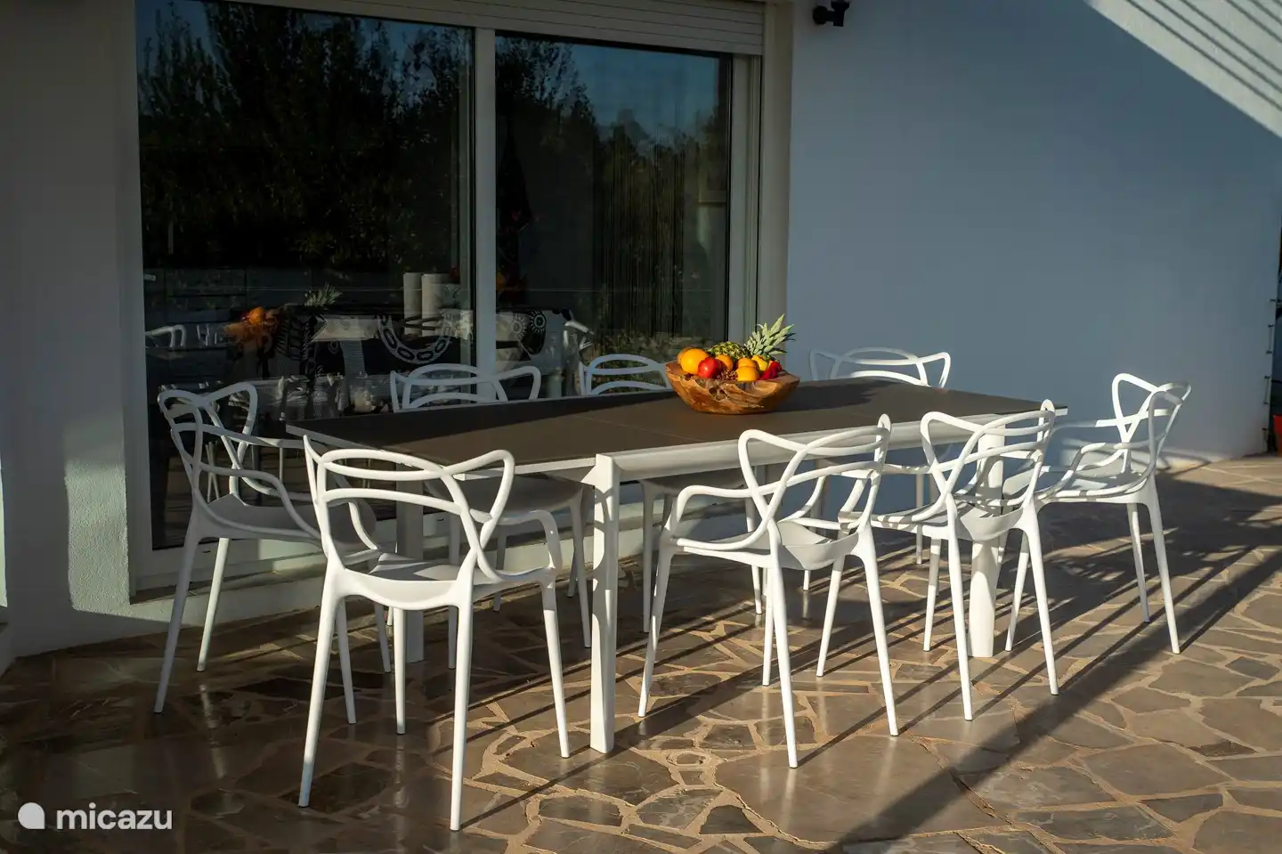 Grote tafel met 8 stoelen vlakbij de keuken