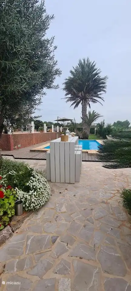 buitenbar bij de buitenkeuken aan het zwembad met buitendouche