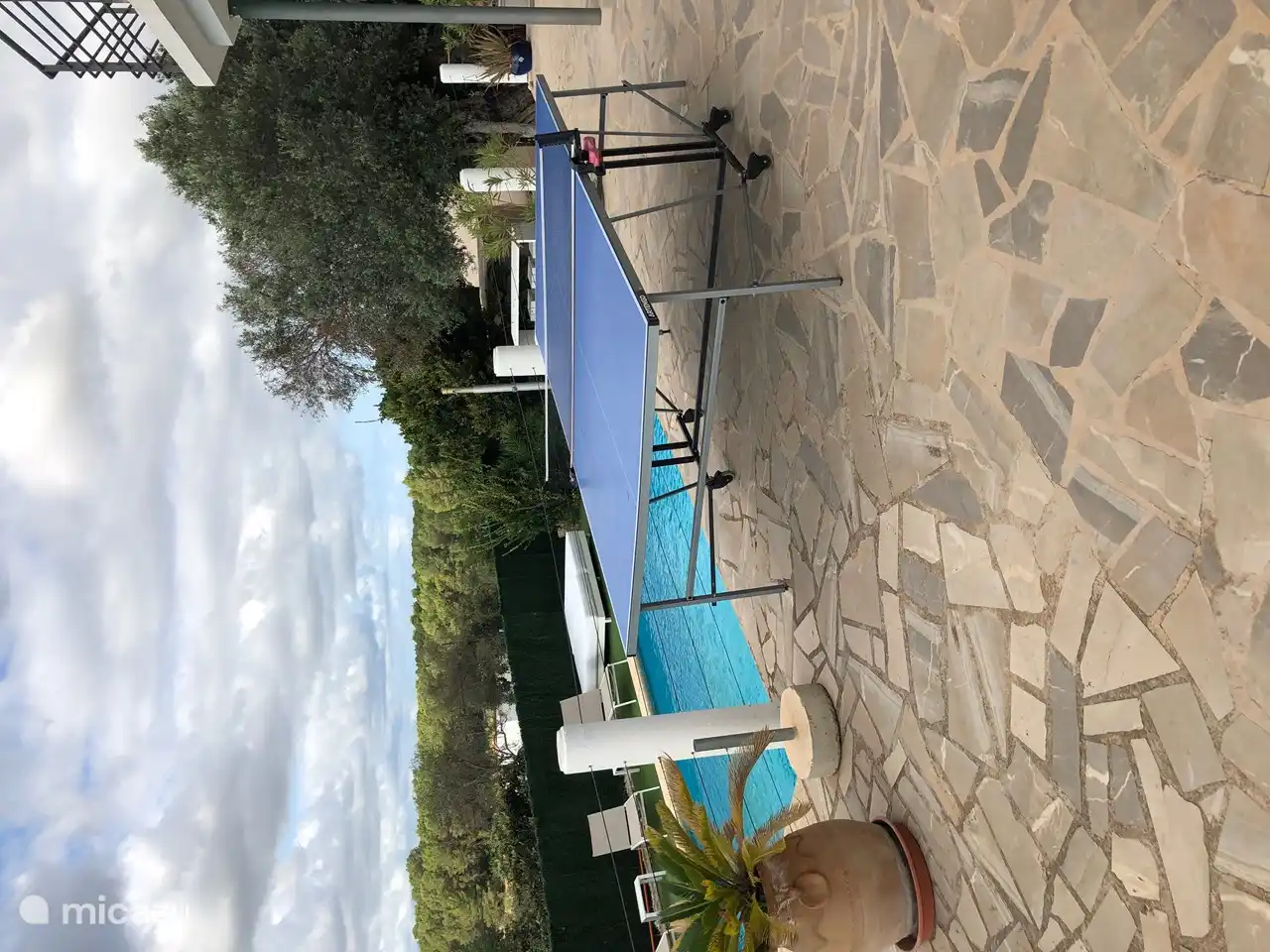 tafeltennistafel, bedjes aanwezig