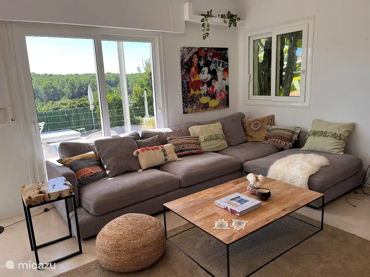 woonkamer met een super lekkere bank, grote tv met Netflix en Chrome cast