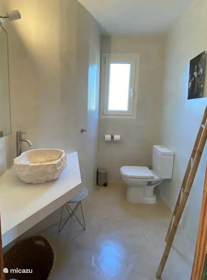 badkamer met toilet op benedenverdieping naast slaapkamer