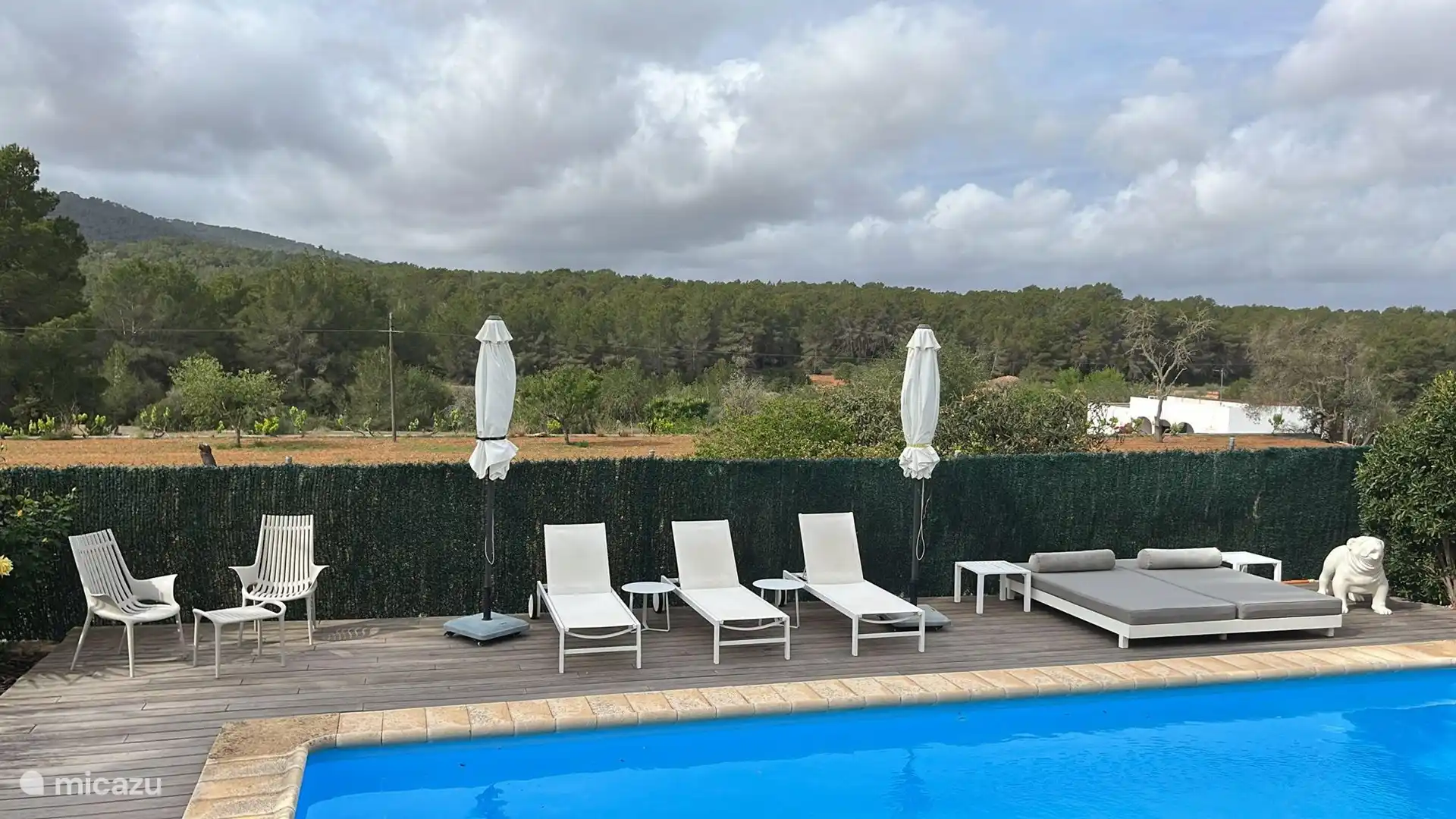 ligbedden aan het zwembad om lekker op te slapen of te zonnen met veel schaduw