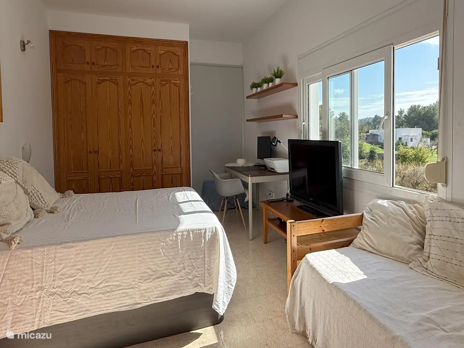 slaapkamer 1 met groot tweepersoonsbed, 2 1 persoonsbedden, een tv met dvd speler. zeer geschikt als speel/slaapkamer voor de kinderen maar ook lekker ruim voor twee personen. ook een super thuiswerkplek met extra scherm 