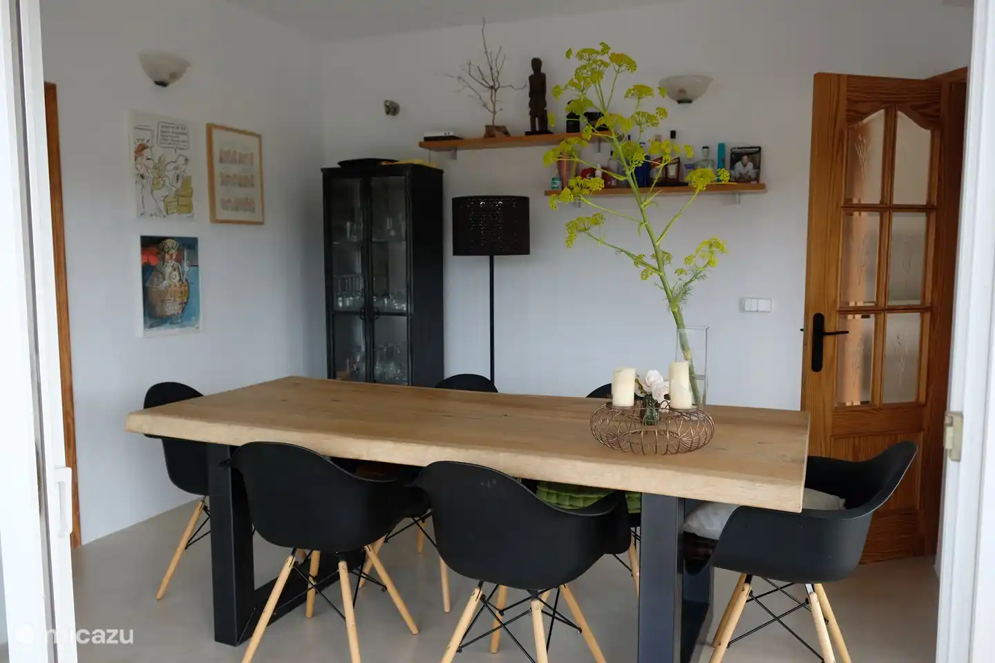 eetkamer met zes stoelen vanaf het terras gezien