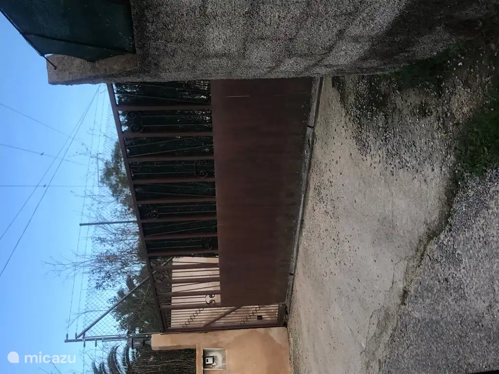 elektrische hek, hierachter is de oprijlaan.