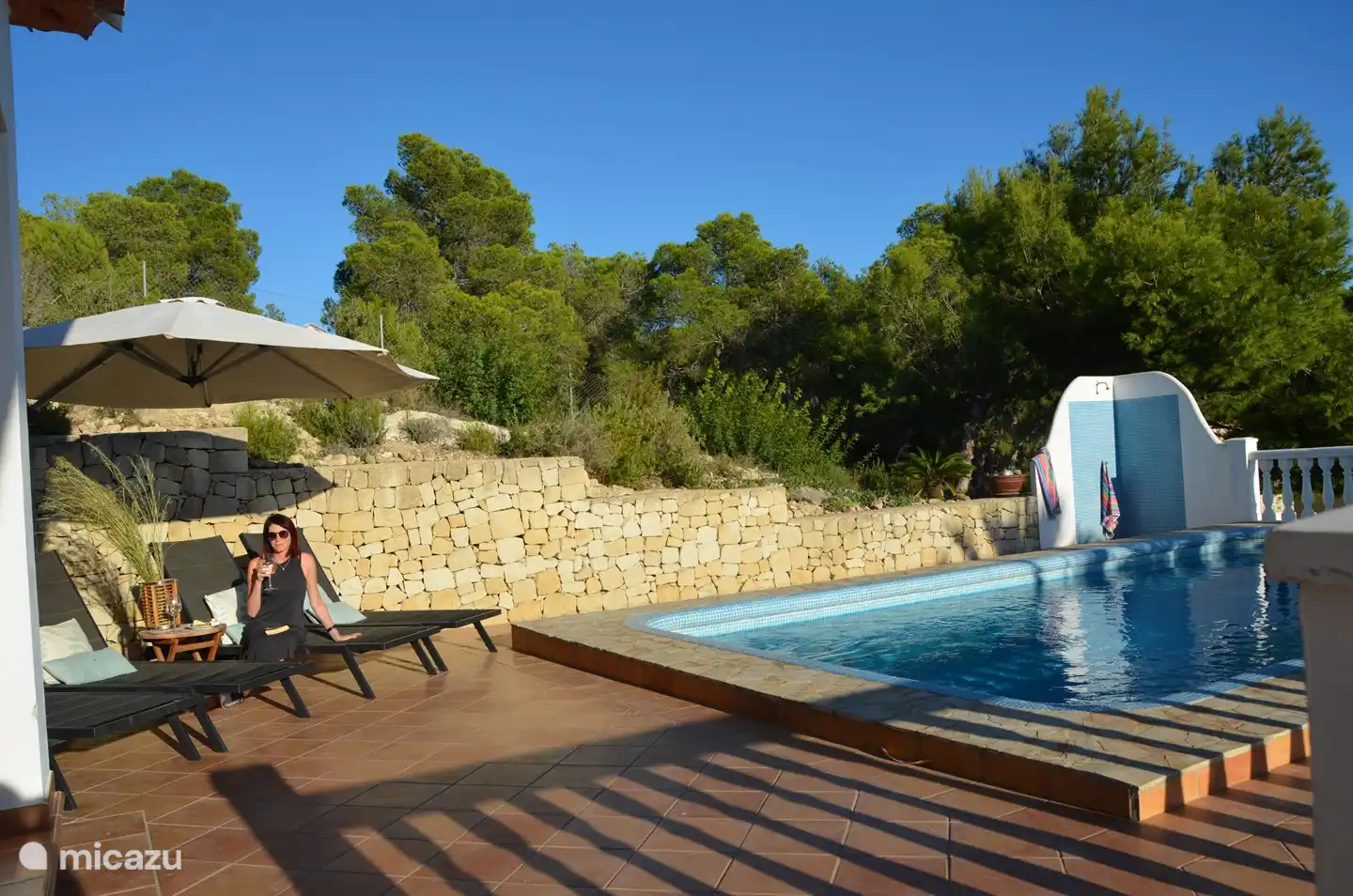 Profiter du soleil au soleil avec un livre, quelques tapas et un verre de vin ne devrait pas l'être.
