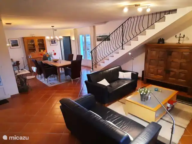 Pierradore **** en Francia, Hérault, Assignan - villa Vista general de toda la habitación con la puerta de la terraza a la izquierda y la puerta de la parte trasera de la villa a la derecha.