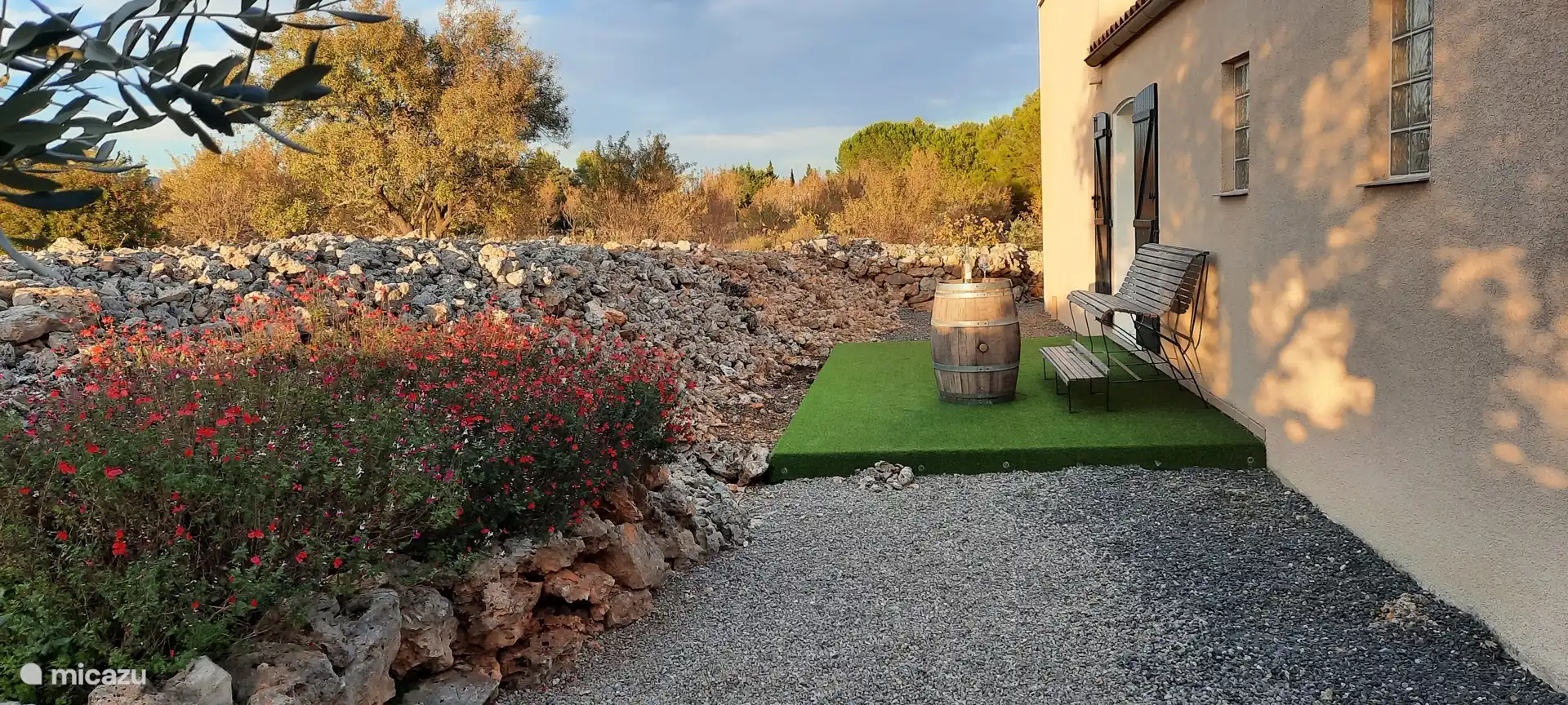 À l’arrière de Pierradore, nous avons placé un banc pour 3 personnes au nord-ouest avec un tonneau de vin comme table. Un endroit merveilleusement calme et frais pour les après-midi chauds. 