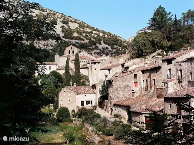 Location de Vacances France, Hérault, Assignan, villa - Pierradore **** Lorsque vous vous promenez dans les rues de Saint-Guilhem-le-Désert ou que vous prenez un verre sur la pittoresque place de la ville, vous vous imaginez dans un passé lointain. Une expérience fantastique.