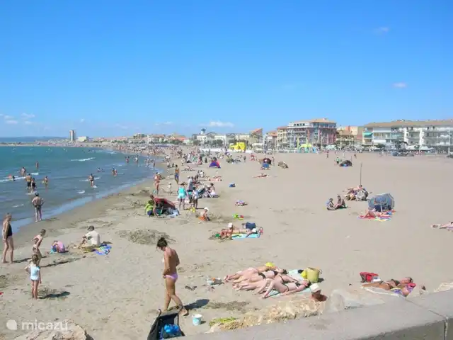 Location de Vacances France, Hérault, Assignan, villa - Pierradore **** Valras-Plage est la plage la plus proche de la mer Méditerranée. C'est un endroit agréable avec des restaurants, des cafés, des boutiques et d'innombrables possibilités de sports nautiques. Faire des excursions ou louer soi-même un bateau, tout est possible. A 40 minutes en voiture d'Assignan.