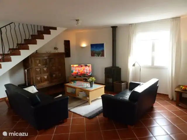 Location de Vacances France, Hérault, Assignan, villa - Pierradore **** Coin salon avec audio et écran plat 102 cm avec décodeur Canal Digital sur lequel sont diffusées les chaînes de télévision néerlandaises, flamandes et allemandes. Google Chromecast présent. Avec le décodeur Orange vous pouvez profiter de l'offre des chaînes TV françaises. Climatisation.