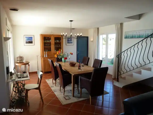 Location de Vacances France, Hérault, Assignan, villa - Pierradore **** Chambre avec salle à manger spacieuse et une porte coulissante qui s'ouvre sur la terrasse arrière. Un escalier mène à la belle bibliothèque. Climatisation.