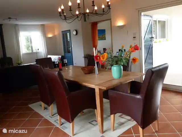 Location de Vacances France, Hérault, Assignan, villa - Pierradore **** La pièce vue de l'autre côté avec l'entrée du hall et de la cuisine et les portes coulissantes de la terrasse. Les commandes pour la climatisation et le chauffage sont sur le mur.