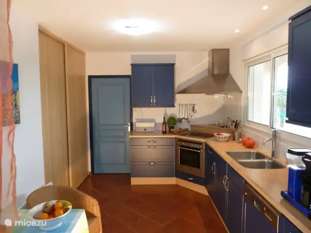 Location de Vacances France, Hérault, Assignan, villa - Pierradore **** Cuisine très spacieuse et entièrement équipée avec beaucoup de couverts, vaisselle et verrerie.
Avec plaque vitrocéramique, four, cafetière filtre et machine Senseo. Équipée d'un grand nombre de casseroles, de toutes sortes d'équipements et d'un lave-vaisselle, c'est une cuisine où vous vous sentirez rapidement chez vous. Climatisation.