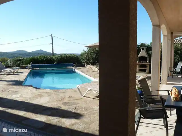 Location de Vacances France, Hérault, Assignan, villa - Pierradore **** Vue fantastique depuis la fenêtre de la cuisine. Ainsi, vous pouvez toujours profiter pleinement de l'extérieur et de la vue tout en cuisinant.