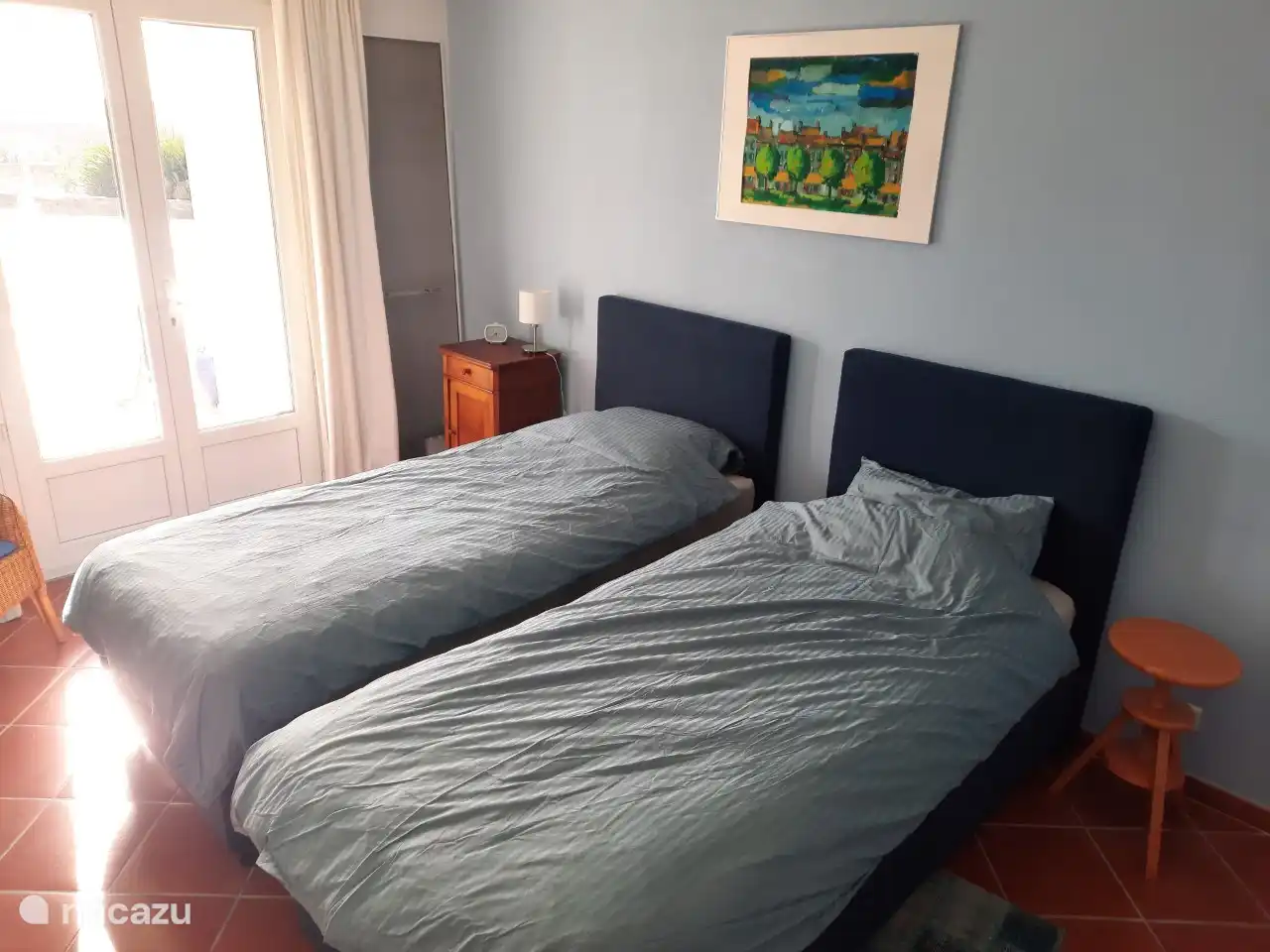 Chambre 2. Chambre spacieuse avec deux lits 1 pers. sommier. La chambre dispose d'une grande armoire. Les portes-fenêtres avec volets s'ouvrent sur la terrasse à arcades. Cette chambre peut accueillir un lit bébé. Les chambres 1 et 2 sont insonorisées l'une de l'autre. Climatisation