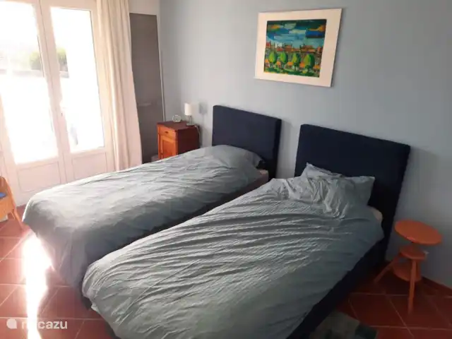 Location de Vacances France, Hérault, Assignan, villa - Pierradore **** Chambre 2. Chambre spacieuse avec deux lits 1 pers. sommier. La chambre dispose d'une grande armoire. Les portes-fenêtres avec volets s'ouvrent sur la terrasse à arcades. Cette chambre peut accueillir un lit bébé. Les chambres 1 et 2 sont insonorisées l'une de l'autre. Climatisation