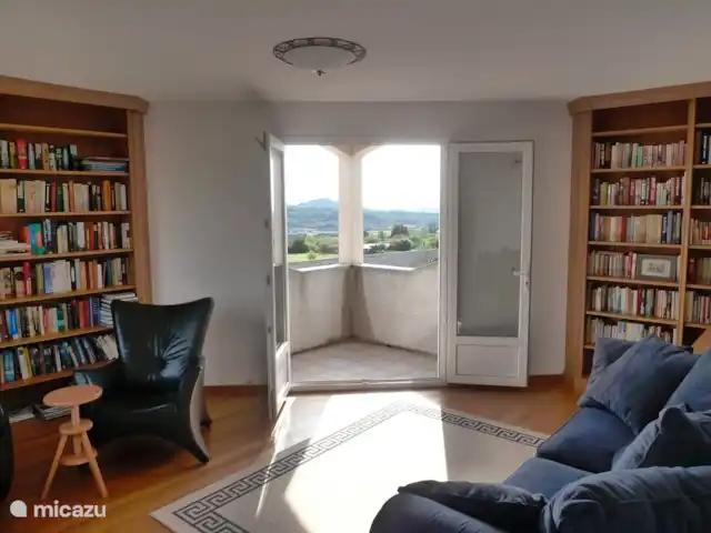 Location de Vacances France, Hérault, Assignan, villa - Pierradore **** Dans la salle de la tour, vous trouverez la bibliothèque, qui peut également être utilisée comme troisième chambre. La chambre a des portes-fenêtres donnant sur le balcon avec de superbes vues panoramiques. Climatisation.