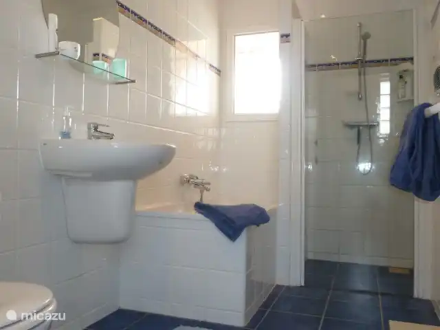 Location de Vacances France, Hérault, Assignan, villa - Pierradore **** Salle de bain 1 avec douche à l'italienne, baignoire, lavabo et toilettes. La salle de bain a un radiateur électrique séparé. Cette salle de bain dispose également d'une grande armoire intégrée. La salle de bain est située à côté des chambres 1 et 2 et le couloir est séparé du salon par une porte.