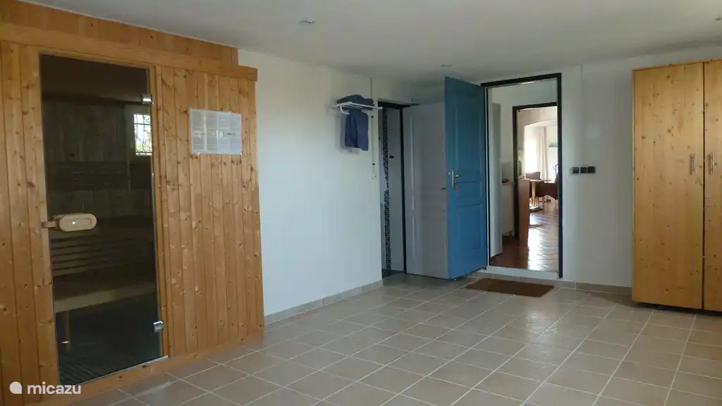 Bien-être avec sauna et salle de bain 2. Le salon peut également être utilisé comme salle de jeux, débarras ou garage.