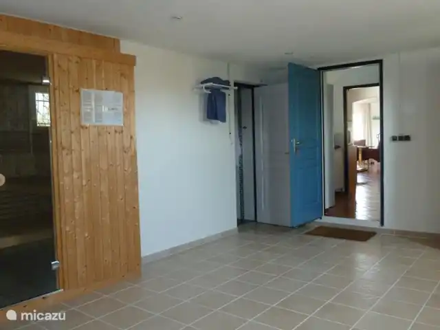Location de Vacances France, Hérault, Assignan, villa - Pierradore **** Bien-être avec sauna et salle de bain 2. Le salon peut également être utilisé comme salle de jeux, débarras ou garage.