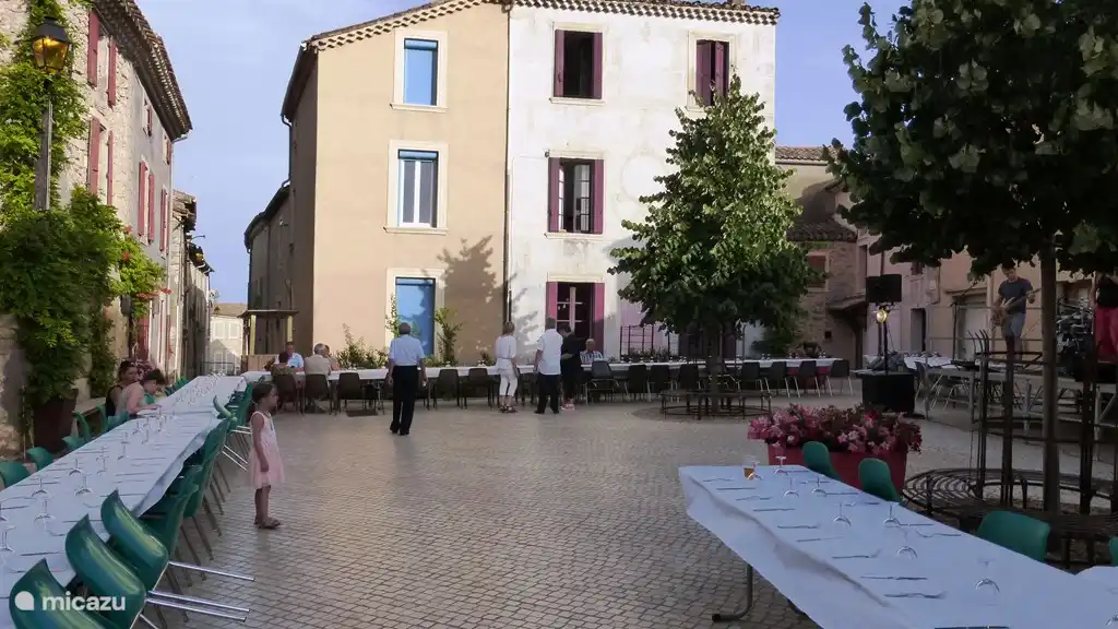 Préparation d'une fête sur la place du village d'Assignan. De mai à septembre, des soirées avec musique, collations et boissons sont régulièrement organisées où tout le monde est le bienvenu.