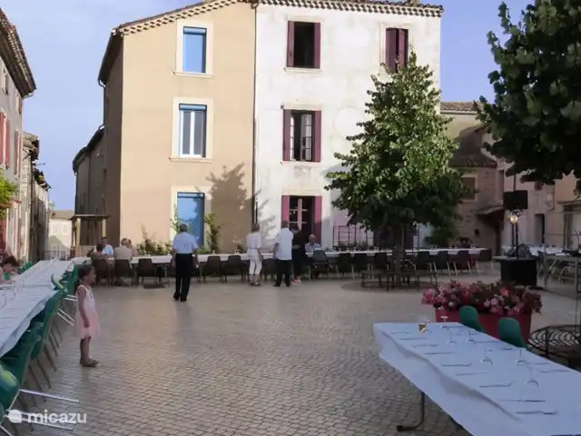 Location de Vacances France, Hérault, Assignan, villa - Pierradore **** Préparation d'une fête sur la place du village d'Assignan. De mai à septembre, des soirées avec musique, collations et boissons sont régulièrement organisées où tout le monde est le bienvenu.